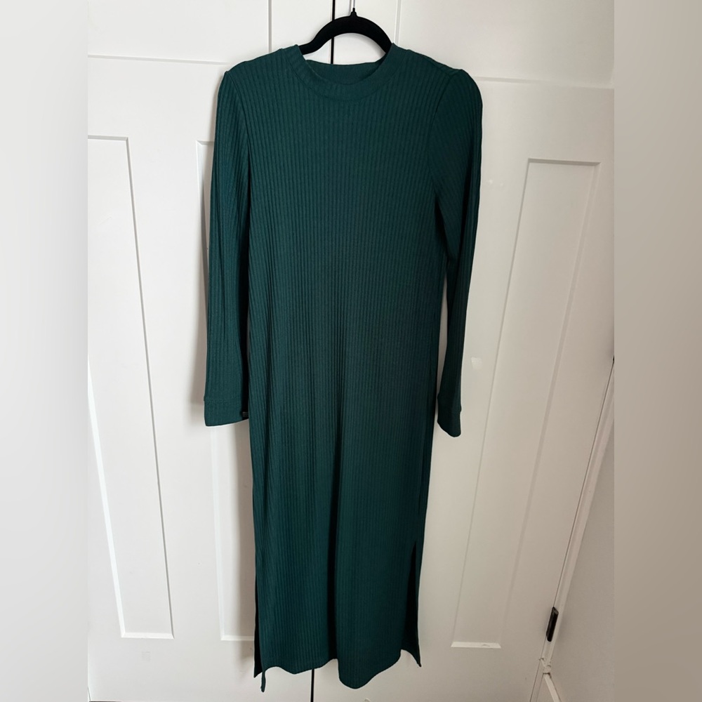 Old Navy deep green knit dress with slits. Size small.